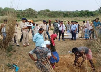 बच्चे के शव को कब्र से निकाला गया बाहर !