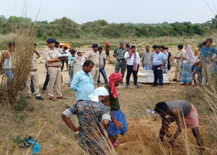 बच्चे के शव को कब्र से निकाला गया बाहर !