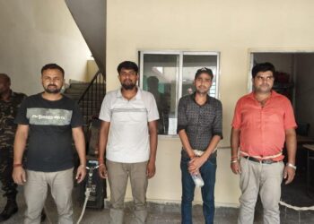 सरकारी शराब दुकान में काम करने वाले चार लोग गिरफ्तार !