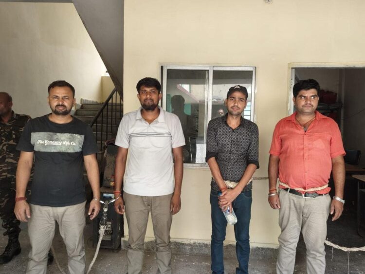 सरकारी शराब दुकान में काम करने वाले चार लोग गिरफ्तार !