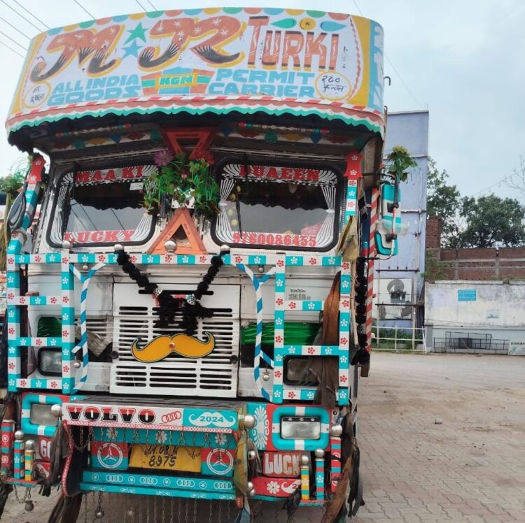 एक ट्रक को रोक कर चेक किया गया !