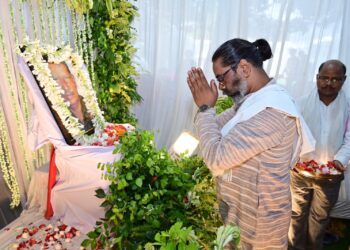 सीएम हेमंत सोरेन और विधायक कल्पना सोरेन साथ दिवंगत कपूर कुमार टुडू जी की तस्वीर पर माल्यार्पण किया !