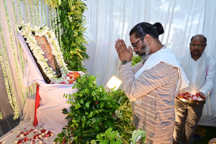 सीएम हेमंत सोरेन और विधायक कल्पना सोरेन साथ दिवंगत कपूर कुमार टुडू जी की तस्वीर पर माल्यार्पण किया !