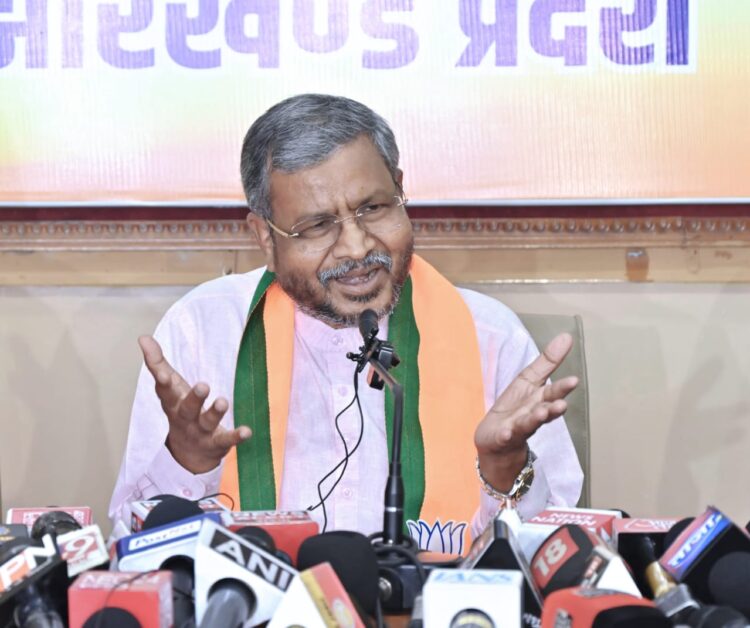 हेमंत सरकार संविधान से नहीं “मुखेर  कानून”  से चल रही !
