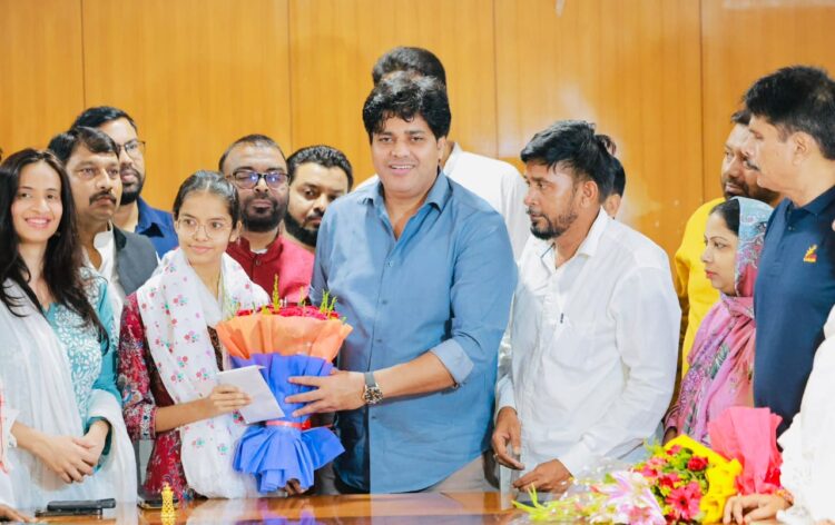 ठेले पर कपड़ा बेचने वाले की बेटी तहरीन फातिमा ने किया मैट्रिक में रांची टॉप  !