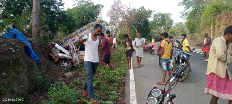 बारात से लौट रही सवारी गाड़ी पलटी !