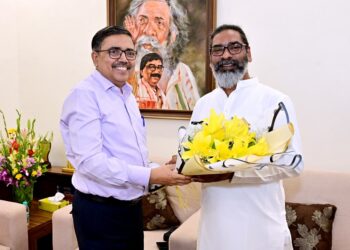 मुख्यमंत्री हेमंत सोरेन से बोकारो के नए उपायुक्त अजयनाथ झा की शिष्टाचार भेंट !