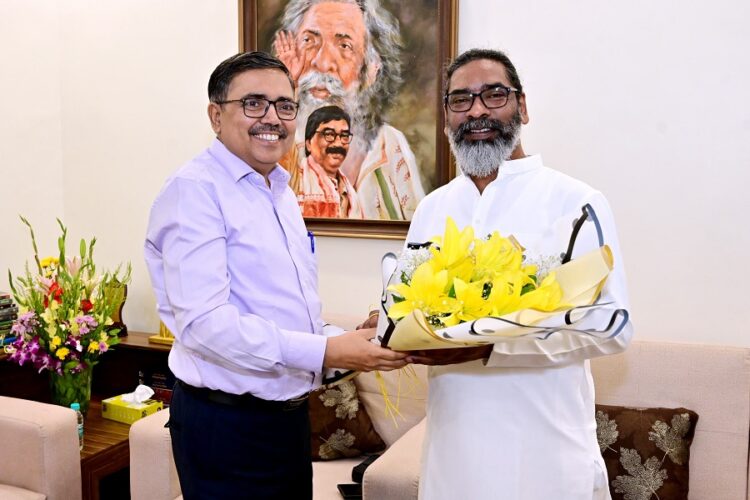 मुख्यमंत्री हेमंत सोरेन से बोकारो के नए उपायुक्त अजयनाथ झा की शिष्टाचार भेंट !