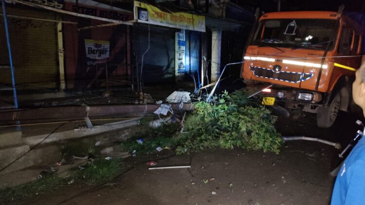 ट्रक के धक्के से बिजली का पोल टूटा !