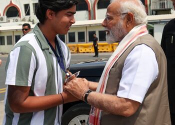 प्रधानमंत्री नरेंद्र मोदी ने  क्रिकेटर वैभव सूर्यवंशी से मुलाकात की !
