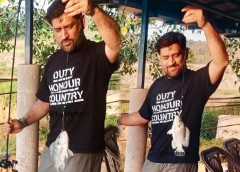 फुर्सत में दिखे कैप्टन कूल !
