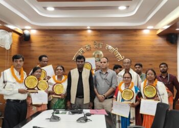 सेवानिवृत हुए कुल 08 शिक्षकों को मोमेंटो, शाल ओढ़ा कर सम्मानित किया गया !