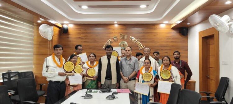 सेवानिवृत हुए कुल 08 शिक्षकों को मोमेंटो, शाल ओढ़ा कर सम्मानित किया गया !