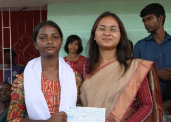 मंत्री शिल्पी नेहा तिर्की ने रेखा तिर्की को उच्च शिक्षा के लिए दिया 1 लाख का चेक  !