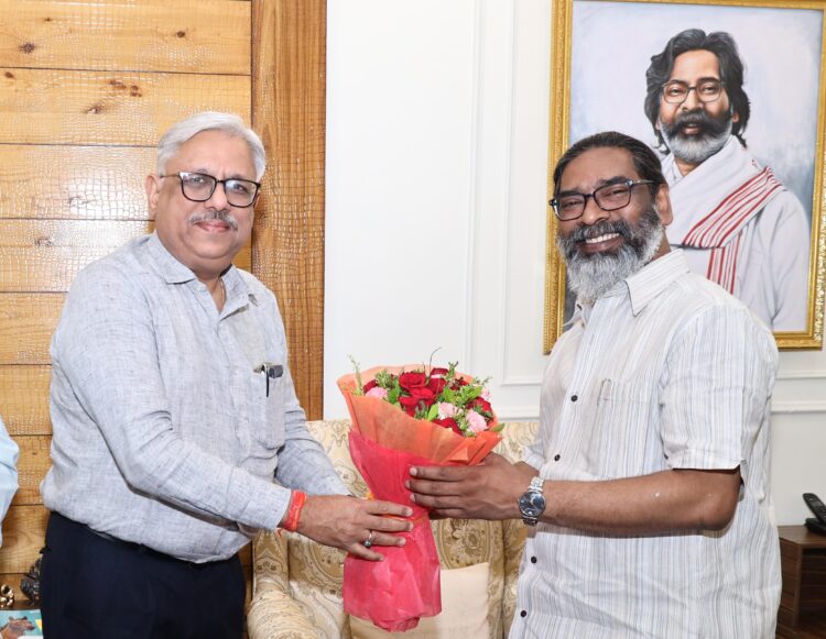 मुख्यमंत्री  हेमन्त सोरेन से डॉ सौरभ वार्ष्णेय  एवं उपनिदेशक  अभिक दास ने शिष्टाचार मुलाकात की !
