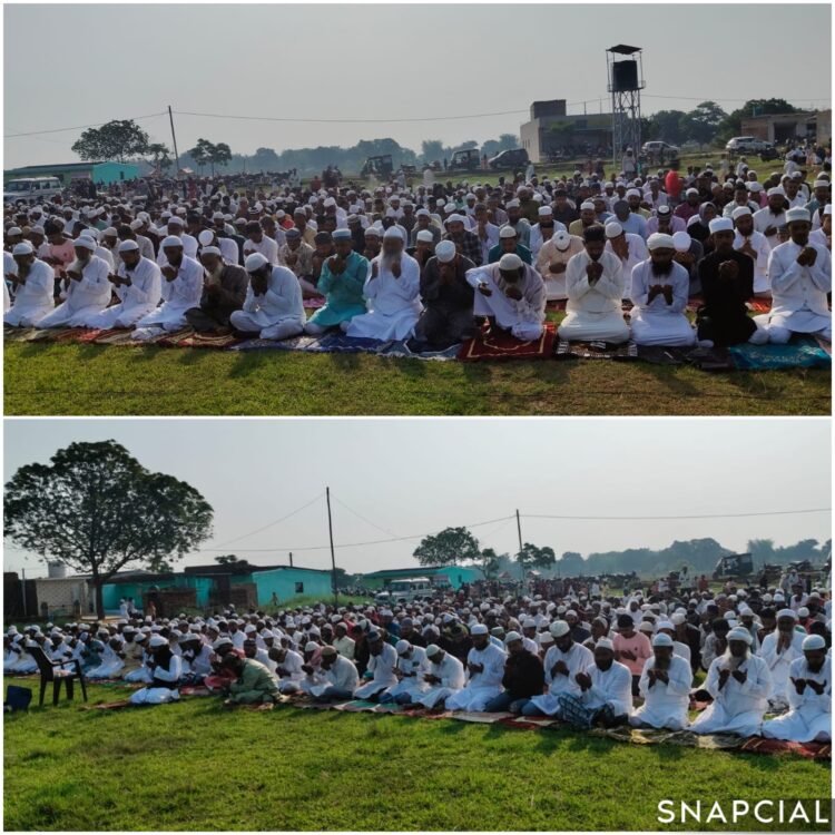 अल्लाह की इबादत में उठे सैकड़ों हाथ !