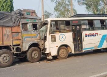 एनएच 75 पर बस और ट्रक की भीषण टक्‍कर हो गयी !