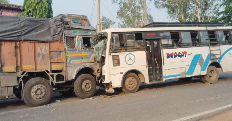 एनएच 75 पर बस और ट्रक की भीषण टक्कर हो गयी !