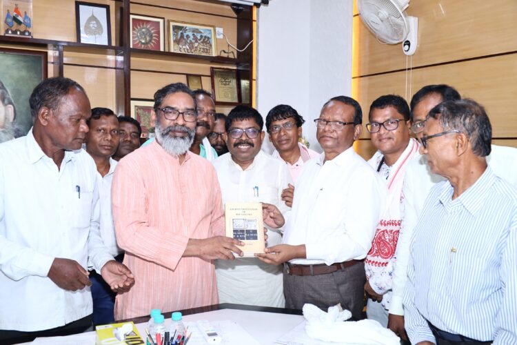 झारखंड मुख्यमंत्री  हेमन्त सोरेन से मरांङ बुरू बचाओ संघर्ष समिति के 51 सदस्य प्रतिनिधिमंडल ने की मुलाकात !