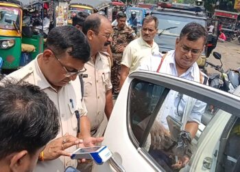 ट्रैफिक पुलिस काले शीशे लगे वाहनों के खिलाफ विशेष अभियान चला रही है !