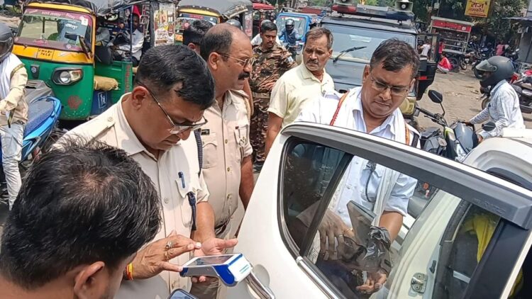 ट्रैफिक पुलिस काले शीशे लगे वाहनों के खिलाफ विशेष अभियान चला रही है !
