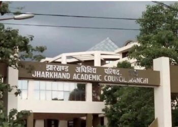 झारखंड शिक्षक पात्रता परीक्षा मेंअलग-अलग स्थानीय भाषा को रखा गया है. इसे कारण विवाद बढ़ रहा है !