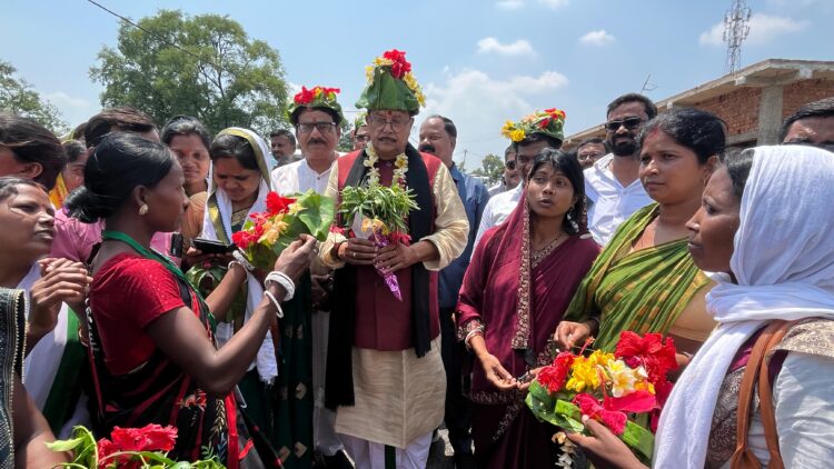 वित्त मंत्री झुमरा पहाड़ क्षेत्र का दौरा कर वहां के ग्रामीणों की समस्याओं को सुना !