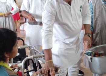 लालू प्रसाद यादव जी के जन्मदिवस के अवसर पर चेशायर होम में केक काटा गया !