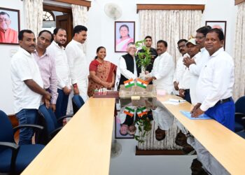 विश्वविद्यालयों के कुलाधिपति  संतोष कुमार गंगवार से आज राज भवन में पूर्व मंत्री  बंधु तिर्की के नेतृत्व में एक शिष्टमंडल ने भेंट की