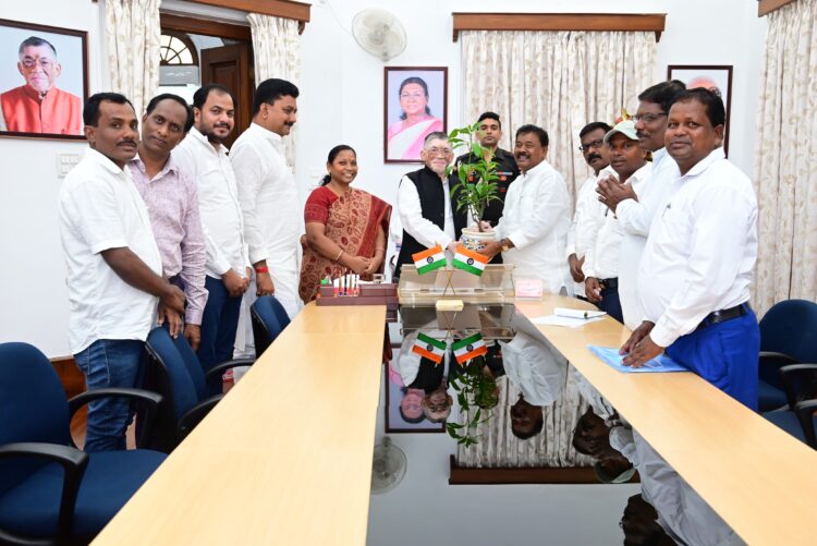 विश्वविद्यालयों के कुलाधिपति  संतोष कुमार गंगवार से आज राज भवन में पूर्व मंत्री  बंधु तिर्की के नेतृत्व में एक शिष्टमंडल ने भेंट की