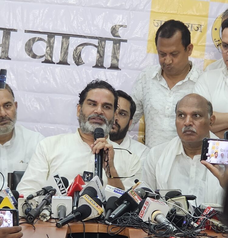 बिहार में एनडीए और इंडिया गठबंधन दोनों का जमीन खिंसकती हुई नजर  -पी .के !