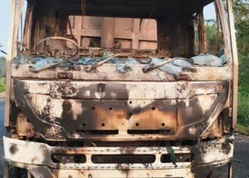 देर रात अज्ञात अपराधियों ने ललमटिया-बाबूपुर क्षेत्र में एक हाईवा को आग के हवाले कर दिया !