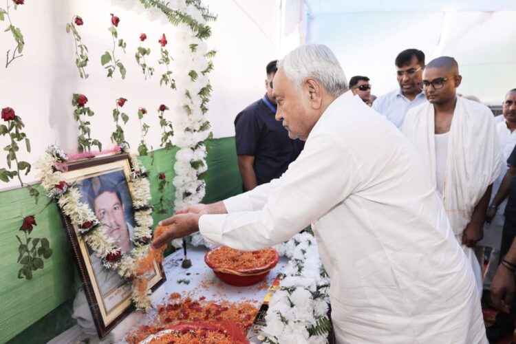 जदयू नेता स्व० अनिल कुमार सिंह के श्राद्धकर्म में शामिल हुये मुख्यमंत्री !