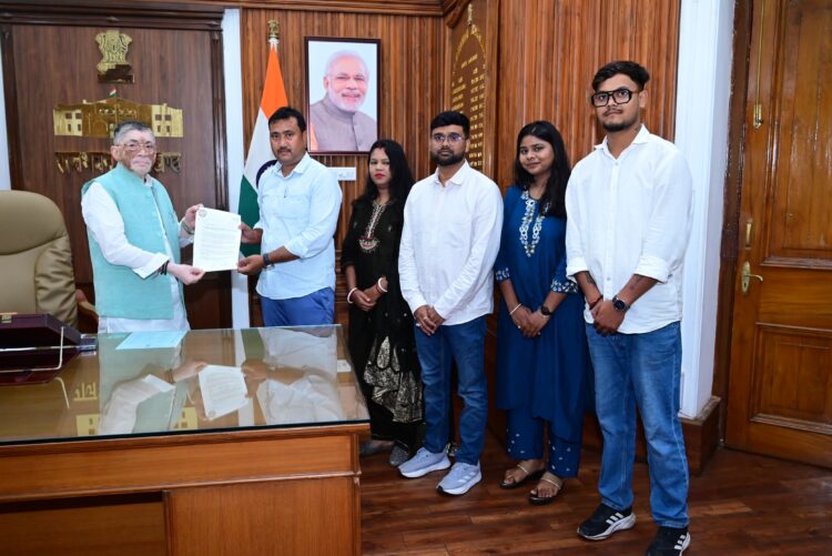 राज्यपाल  संतोष कुमार गंगवार से आज अबुआ अधिकार मंच का एक शिष्टमंडल ने राज भवन में भेंट की !