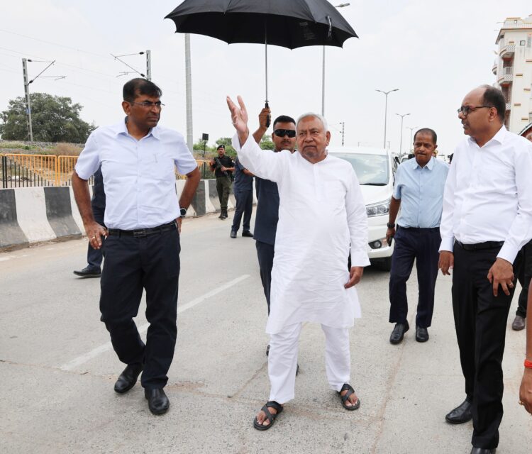 बिहार के मुख्यमंत्री ने निर्माणाधीन मीठापुर-महली एलिवेटेड पथ का निरीक्षण किया !