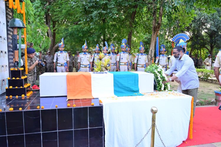 झारखंड के गवर्नर एंव सीएम  शहीद जवान को दी श्रद्धांजलि !