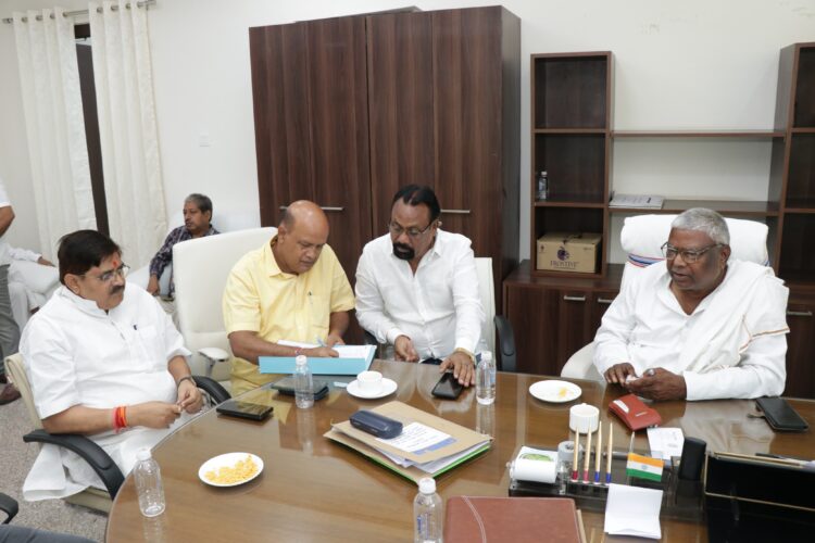 विशेष समिति (प्रश्न एवं ध्यानाकर्षण)” की विभागीय बैठक आज समिति कक्ष में आयोजित हुई !