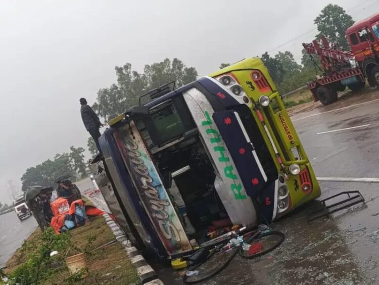 भारी बारिश से हजारीबाग में बस फिसली !