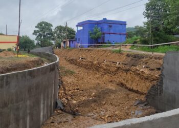 पहली ही बारिश में ढह गया 5 करोड़ की लागत से बना रेलवे अंडर पास पुल का गार्डवाल !