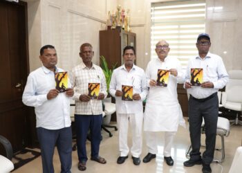 धनेश्वर सिंह राय की पुस्तक “उद्गार “ का अपने कार्यालय कक्ष में विमोचन किया !