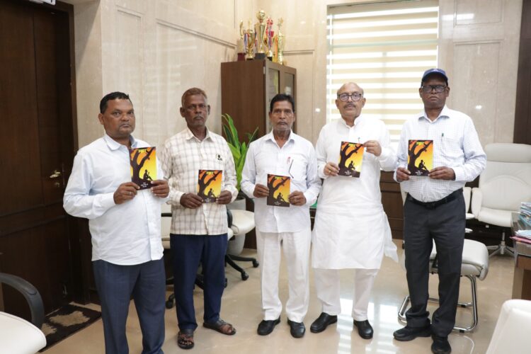 धनेश्वर सिंह राय की पुस्तक “उद्गार “ का अपने कार्यालय कक्ष में विमोचन किया !