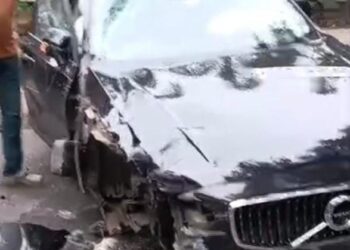 तेज रफ्तार में आ रही एक वोल्वो कार अनियंत्रित होकर रामदयाल मुंडा पार्क के समीप एक पोल से जा टकराई !