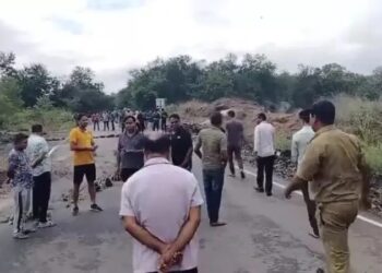 पतरातू रोड़ पर भू-धंसान, निकल रहा है धुआं !