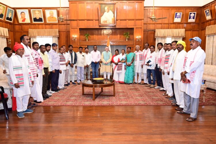 झारखंड राज्यपाल  से आज जनजातीय समाज का एक शिष्टमंडल ने राज भवन में भेंट की !