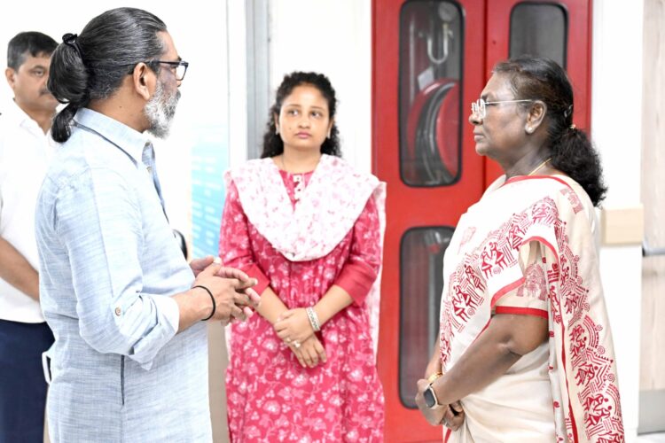 राष्ट्रपति द्रौपदी मुर्मू ने सर गंगा राम अस्पताल में भर्ती झारखंड के पूर्व मुख्यमंत्री श्री शिबू सोरेन से मुलाकात की !