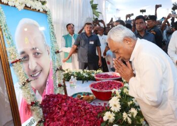 वैशाली के विधायक  सिद्धार्थ पटेल के पिता स्व० विपिन बिहारी पटेल के श्राद्धकर्म में शामिल हुये मुख्यमंत्री !
