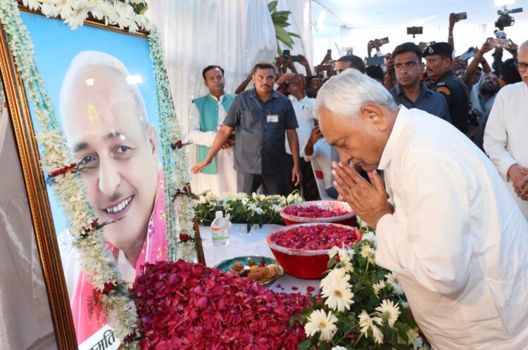 वैशाली के विधायक  सिद्धार्थ पटेल के पिता स्व० विपिन बिहारी पटेल के श्राद्धकर्म में शामिल हुये मुख्यमंत्री !