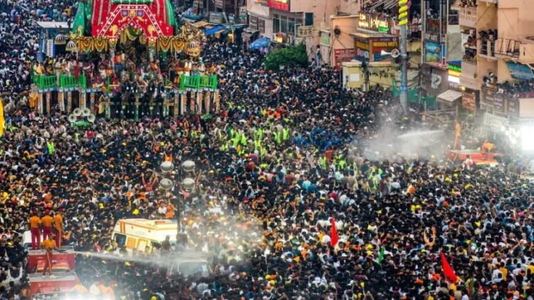 पुरी के जगन्नाथ यात्रा में पहुंचे 10 लाख श्रद्धालु !