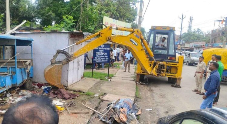 लालपुर से कोकर रोड तक बड़ा अतिक्रमण हटाओ अभियान चलाया !