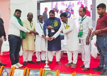 सी एम पी डी आई रविन्द्र भवन में झारखंड कोलयरी मजदूर यूनियन एवं झारखंड श्रमिक संघ का केंद्रीय महाधिवेशन सम्पन्न हुआ !